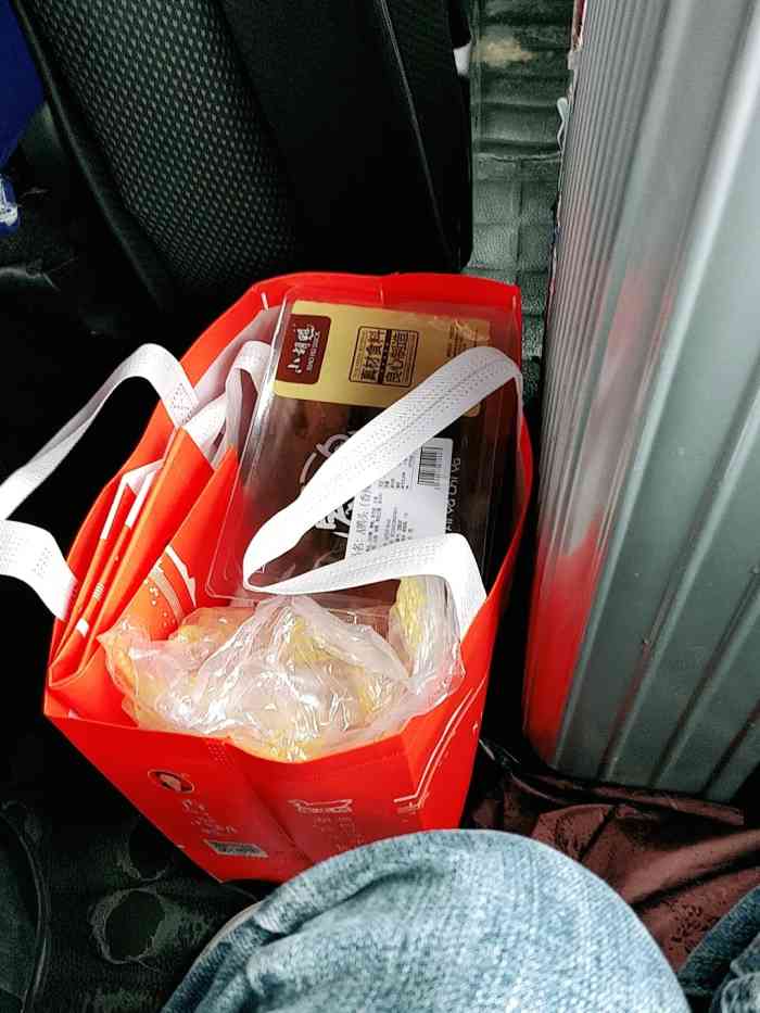 小胡鸭是我很多年前在武汉机场就买过的鸭货店很多年前就是因为小胡鸭