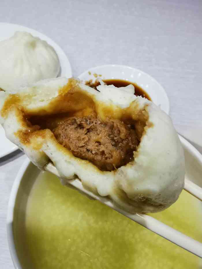 "一到饭点必排队的包子铺,里面的工作人员也