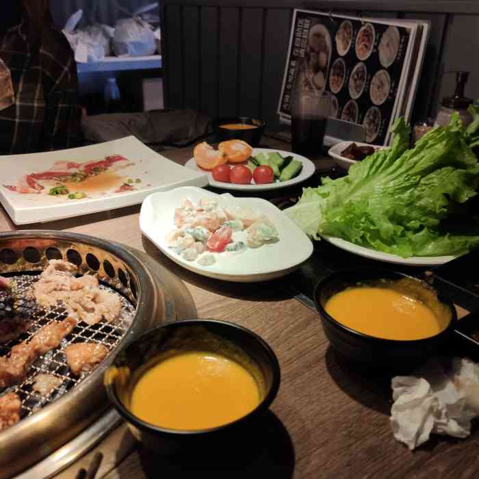 火炉火自助餐(新中关店"团购了双人的肋排,分量太大,实在吃不了.