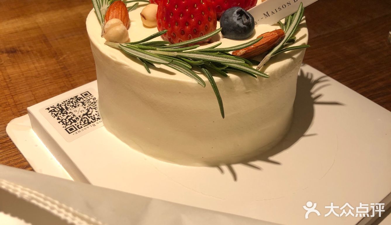 朋友过生日，我们到这里来聚餐，蛋糕店的是白房子家