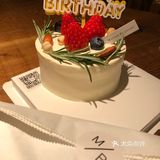 朋友过生日，我们到这里来聚餐，蛋糕店的是白房子家