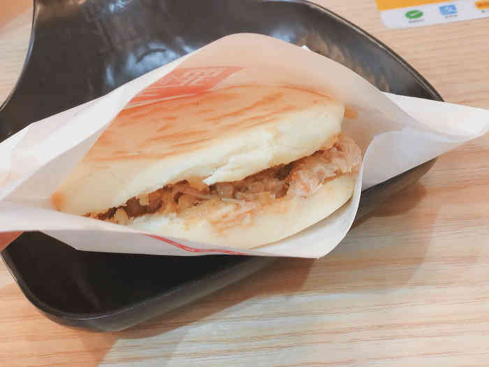 刚开没多久的西北特色店 点了一份单人餐「臊子面」「腊汁肉夹馍」