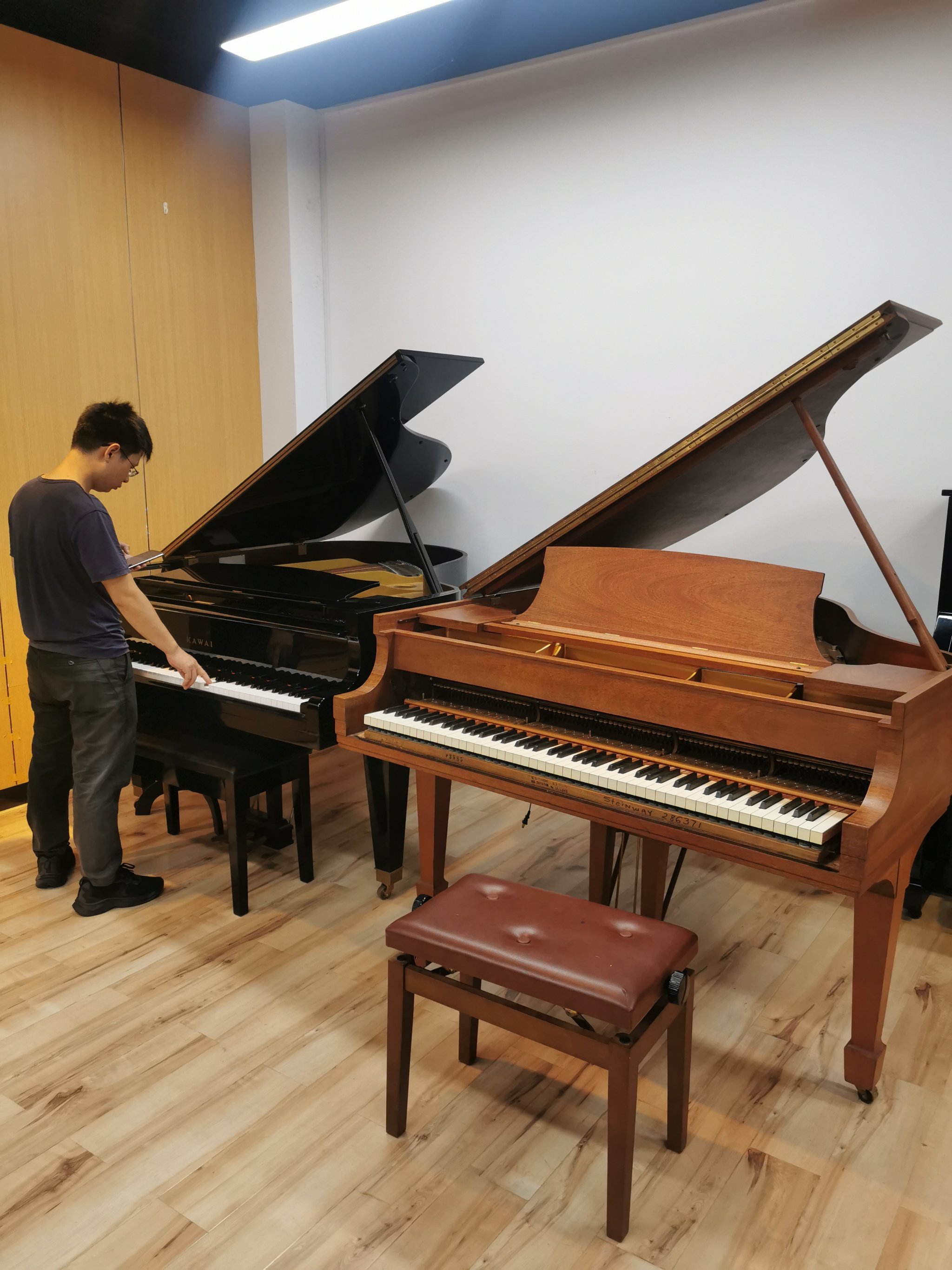 双钢琴排练前,把两台小宝贝调整好