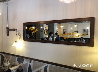 中午11:30以后就要排队了，网红窗户已经被人占啦