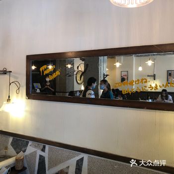 中午11:30以后就要排队了，网红窗户已经被人占啦