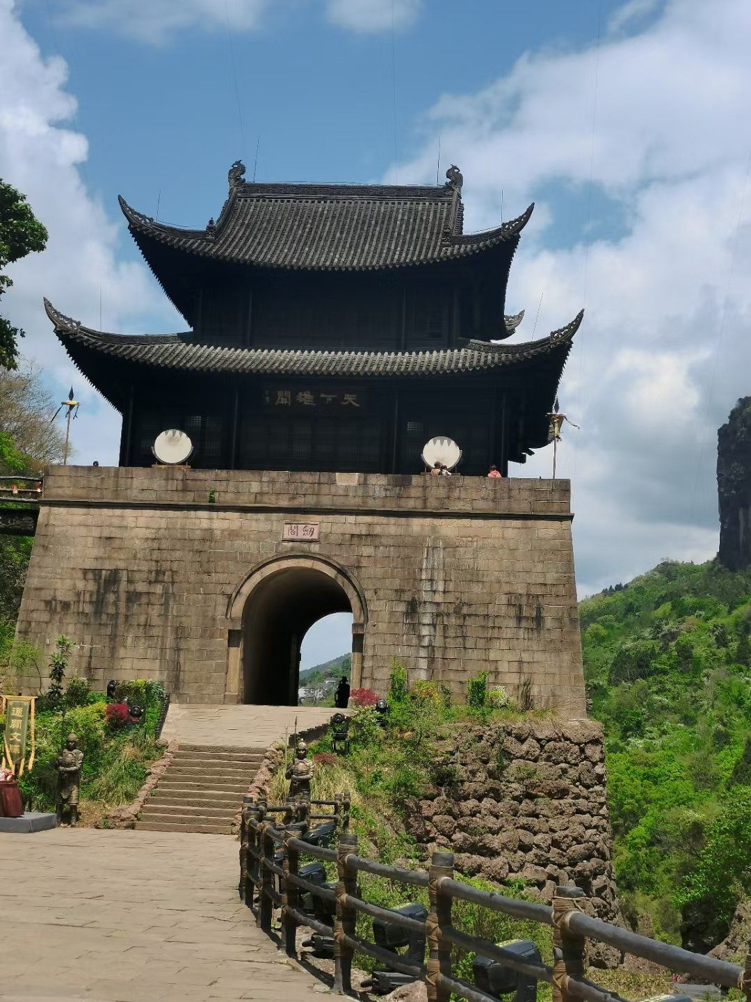 站在剑门关关楼上,举目望去