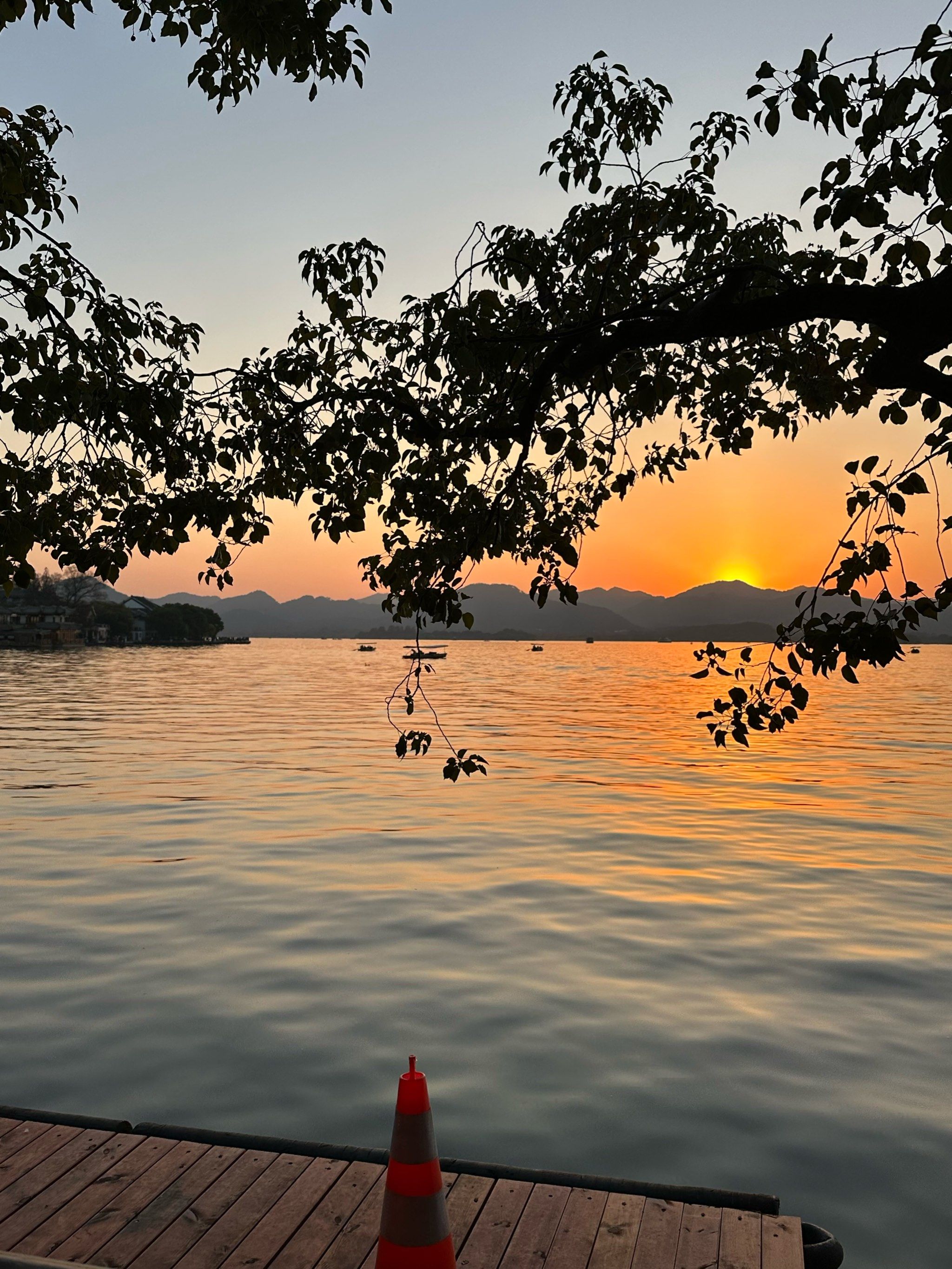 湖边散步的惬意