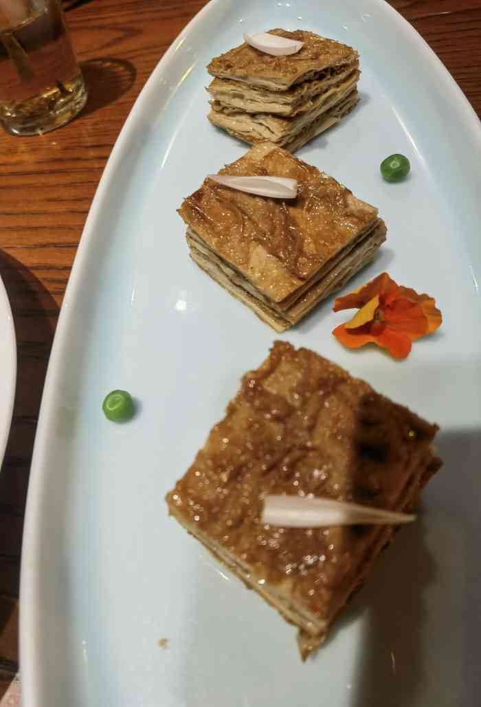 平山宴(瘦西湖店)-"来扬州旅游,肯定要尝一下淮扬菜.酒店前.