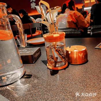 吃的饭菜真的太棒了!就是店不太好找但是店里的灯