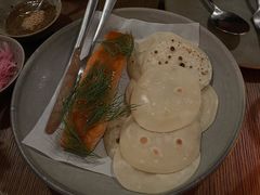 烟熏三文鱼配烤饺子皮和芥末籽酱-BOR Eatery(安福路店)