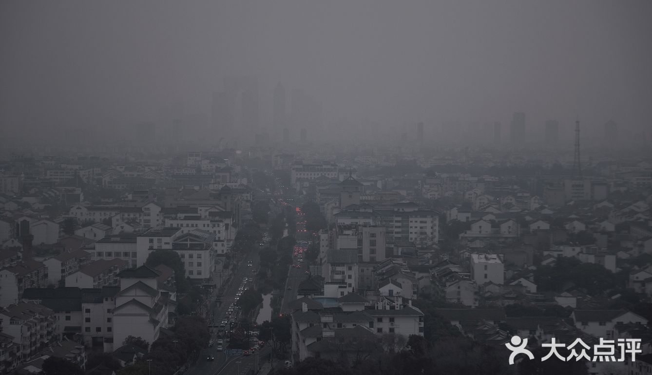 阴雨天的富达大夏[发呆]