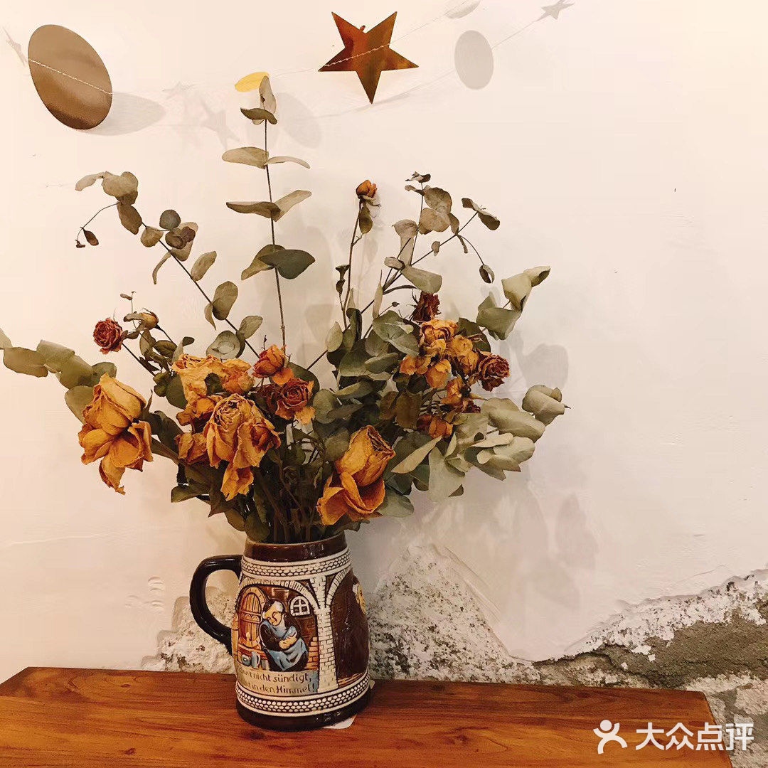 有佢最钟意嘅环境同最钟意嘅蛋糕，食完就幸福满满