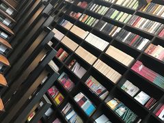 -钟书阁(松江泰晤士小镇店)