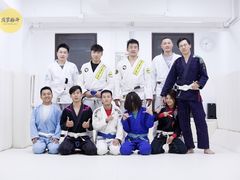 -菠萝格斗巴西柔术训练馆