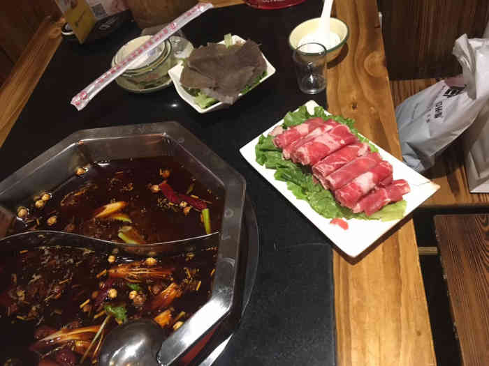高个子串串火锅(蜀江红串串火锅)-"环境还是可以的,我们去的时候比较