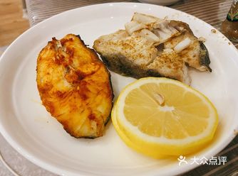 香煎鳕鱼，一鱼两吃。 鳕鱼解冻后用厨房纸吸干水分