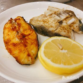 香煎鳕鱼，一鱼两吃。 鳕鱼解冻后用厨房纸吸干水分