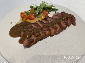 价格不贵,人均100左右,菜品好,服务好,环境安静