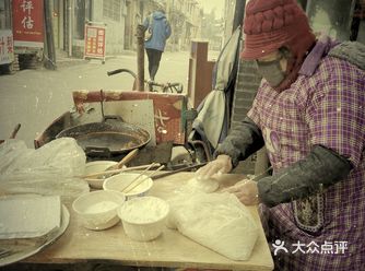 丽景门第一棵树下的“葱花油馍”