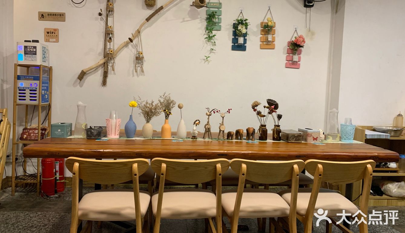 刚来的时候只有我们两个人，后来慢慢越来越多人