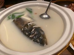 泉水鱼头-泉畔人家·老济南经典鲁菜(大明湖店)