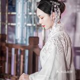 这里荒芜寸草不生,后来你来这儿走了一遭,奇迹般万物生长,这里