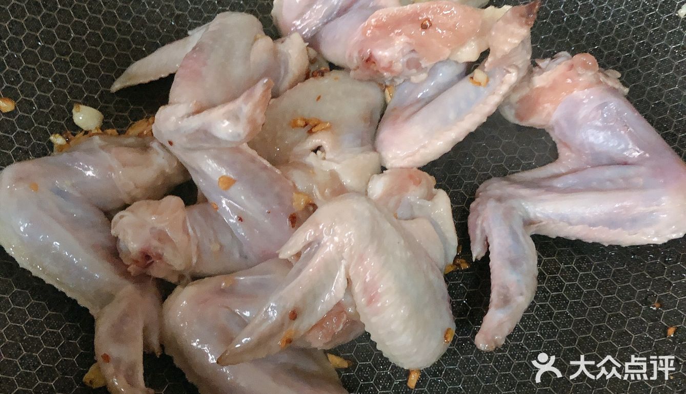 色香味俱全的鸡翅，吃在嘴里，甜在心里