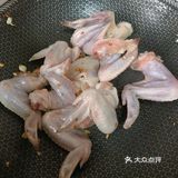 色香味俱全的鸡翅，吃在嘴里，甜在心里