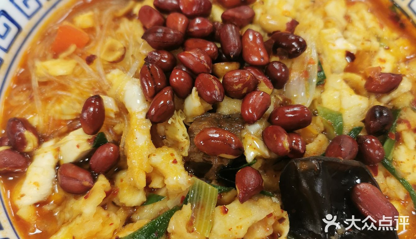 只要营业随时都时都有免费的茶水和泡馍汤，自己去打