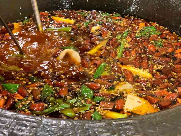 醉巴适肥肠鱼(凤天路店)-"刚从成都回来坐到了重庆西站,肚子饿了就在.