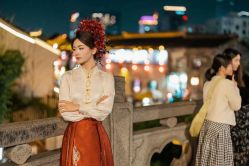 -烟雨江南汉服体验馆