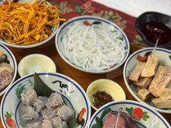 -刘姐啤酒鱼民族演艺餐厅(西街总店)
