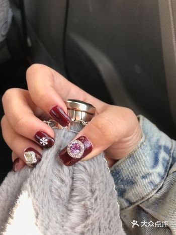 朋友推荐的美甲,这几个感觉很好看,就是这种不是特别红