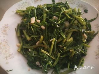 将空心菜去根，清水中清洗干净，切段备用