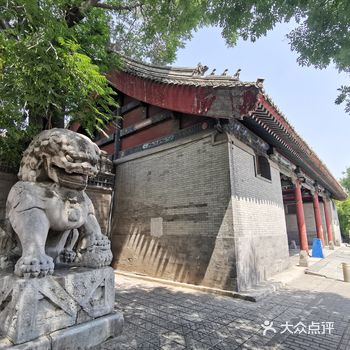 我每次进去都跟看门的打声招呼,毕竟就在这附近混