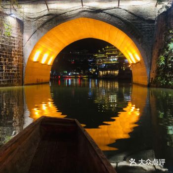 在南方坐船，夜游最佳——两岸灯红柳绿，房舍饱含异域色
