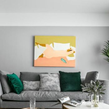 考虑到客厅的空间比较小，设计师把落地窗设计成飘窗的形