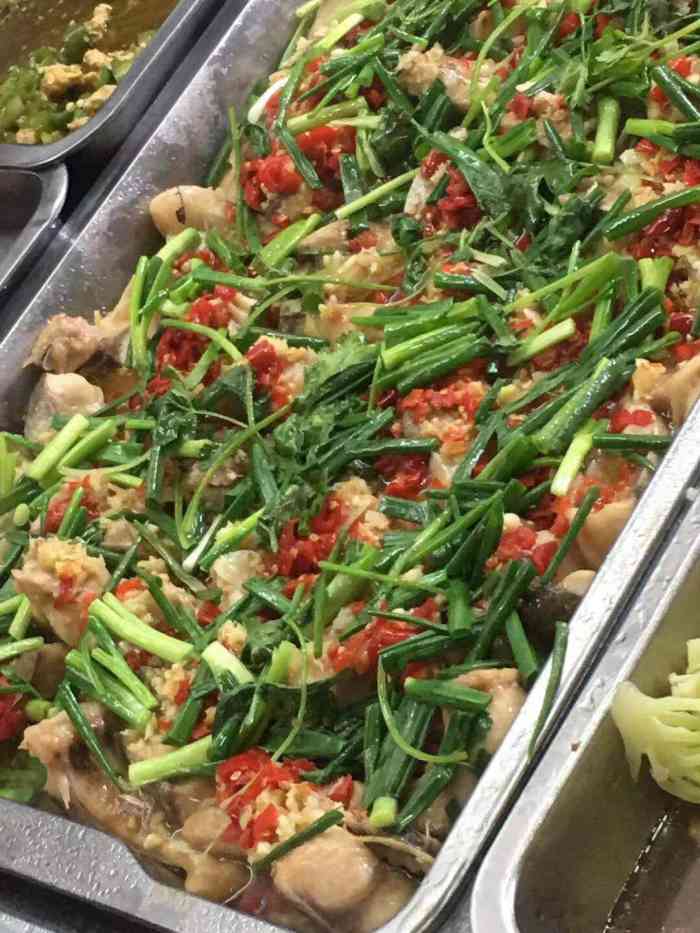 快餐店大概10元到15元,菜式很多,中午好多人来吃啊,要排队.