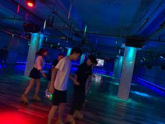 -奔马滚轴溜冰场