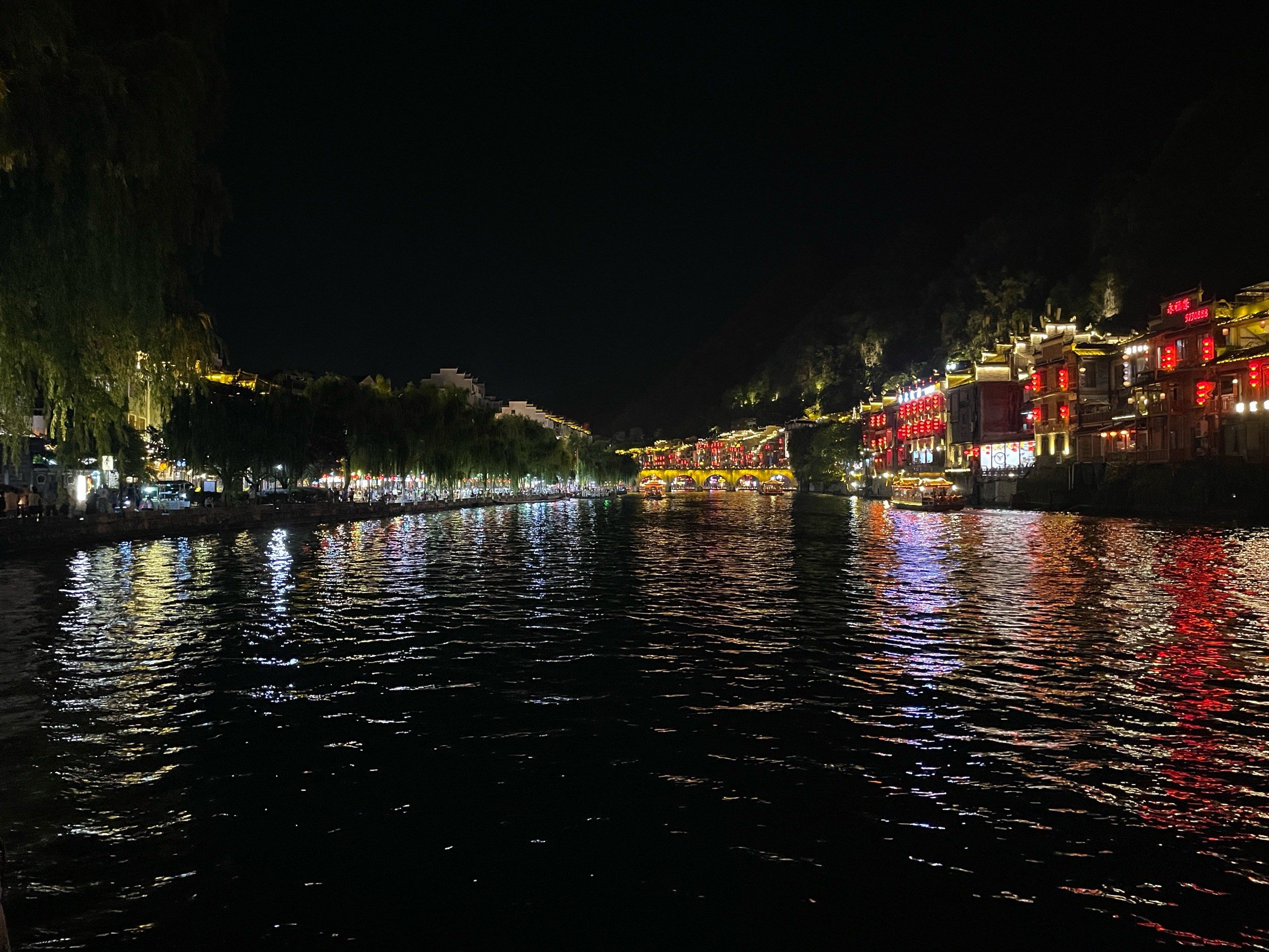 镇远古城夜景很美,穿城而过的河边,游人如织