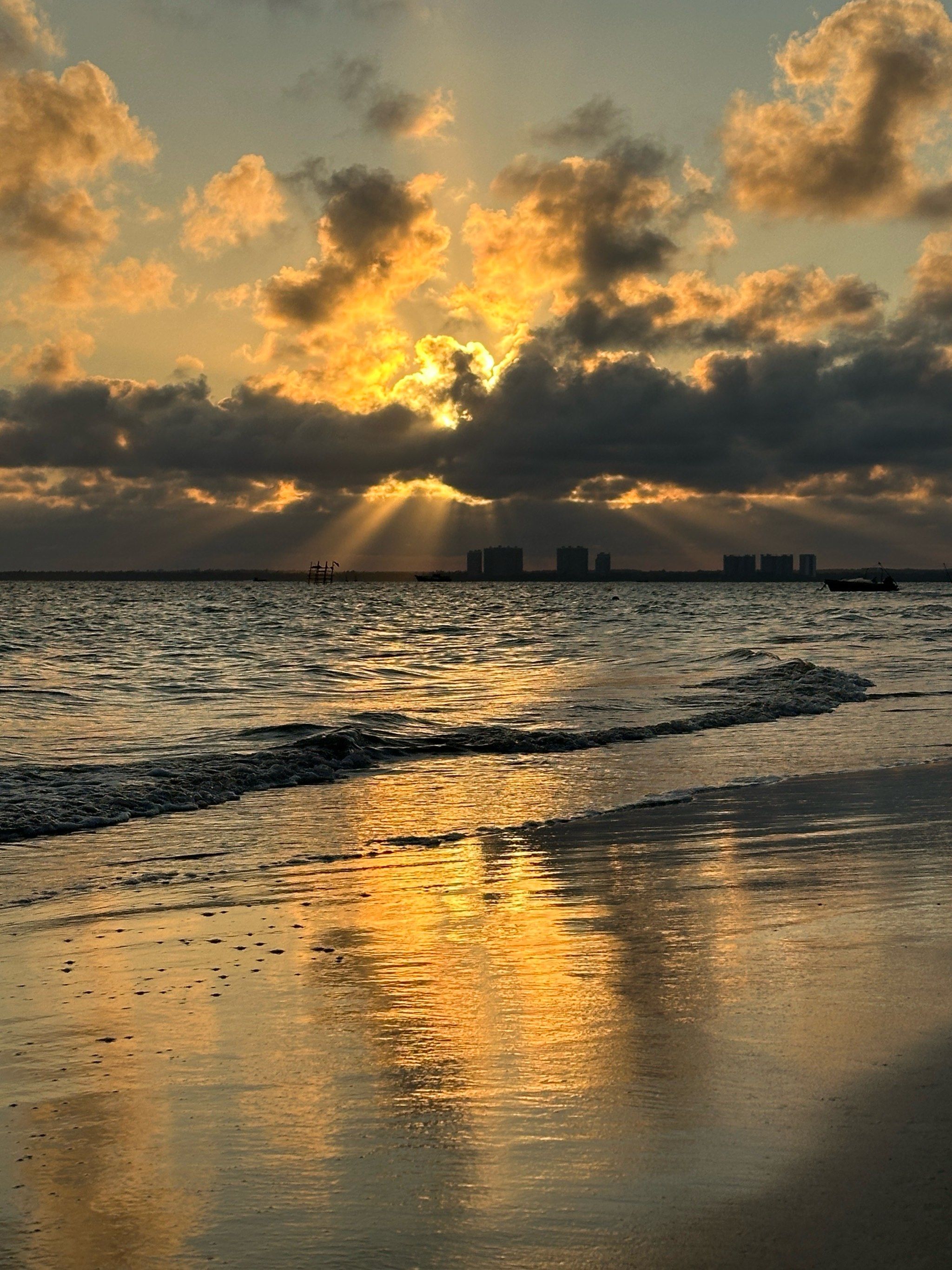 东郊椰林除了有新鲜的椰青,还有绝美的日落