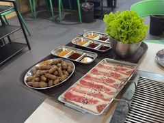 -山野的朋友露营炭火烤肉