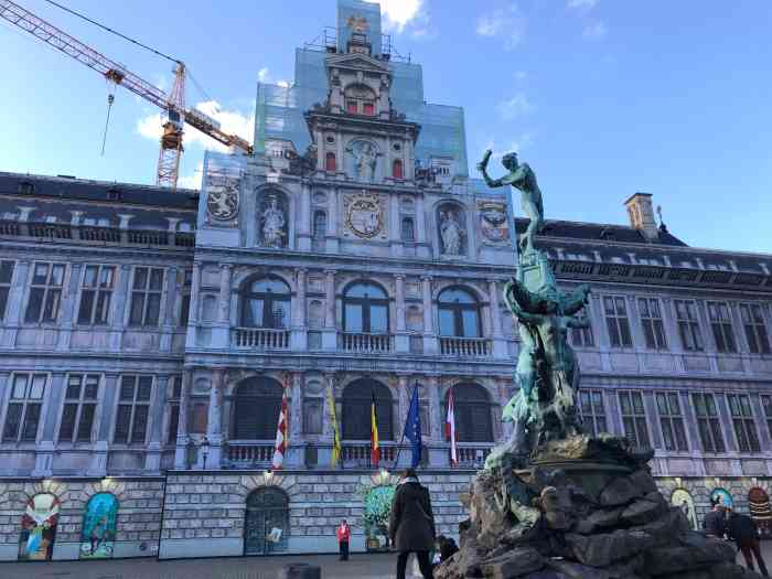 安特卫普市政厅-"市政大楼造的很气派,不过建筑上插满了各国.