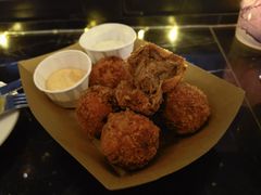 炸手撕猪肉球-瑞食酒馆 La Taverne Suisse