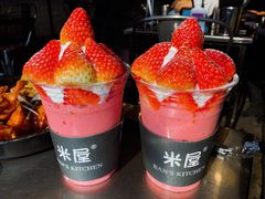 草莓奶昔-MI WU FACTORY米屋美食工厂餐厅(绿地店)