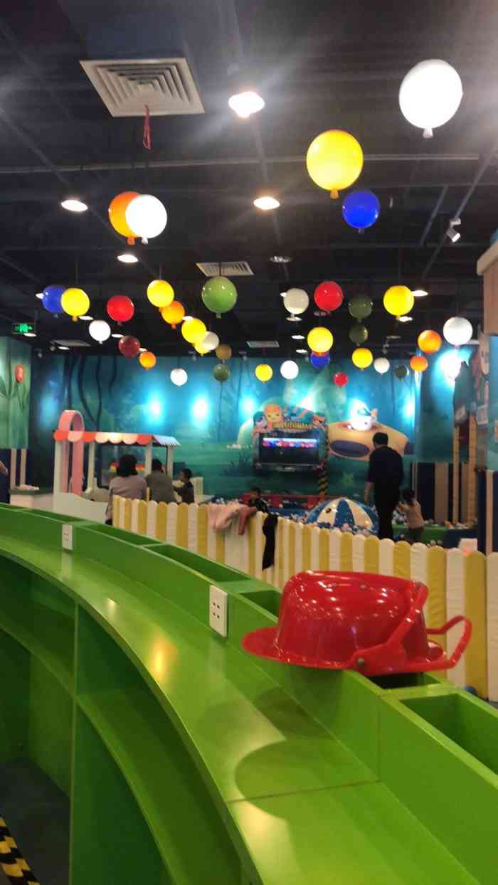 绚荟城主要靠盒马跟海底捞顶着,也是整座商场人气最旺的两家店.