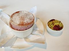 树莓舒芙蕾配开心果冰激凌-AZUR聚(香格里拉饭店)