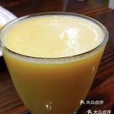 自制玉米汁 材料：玉米，炼乳 做法：1先把玉米洗干净