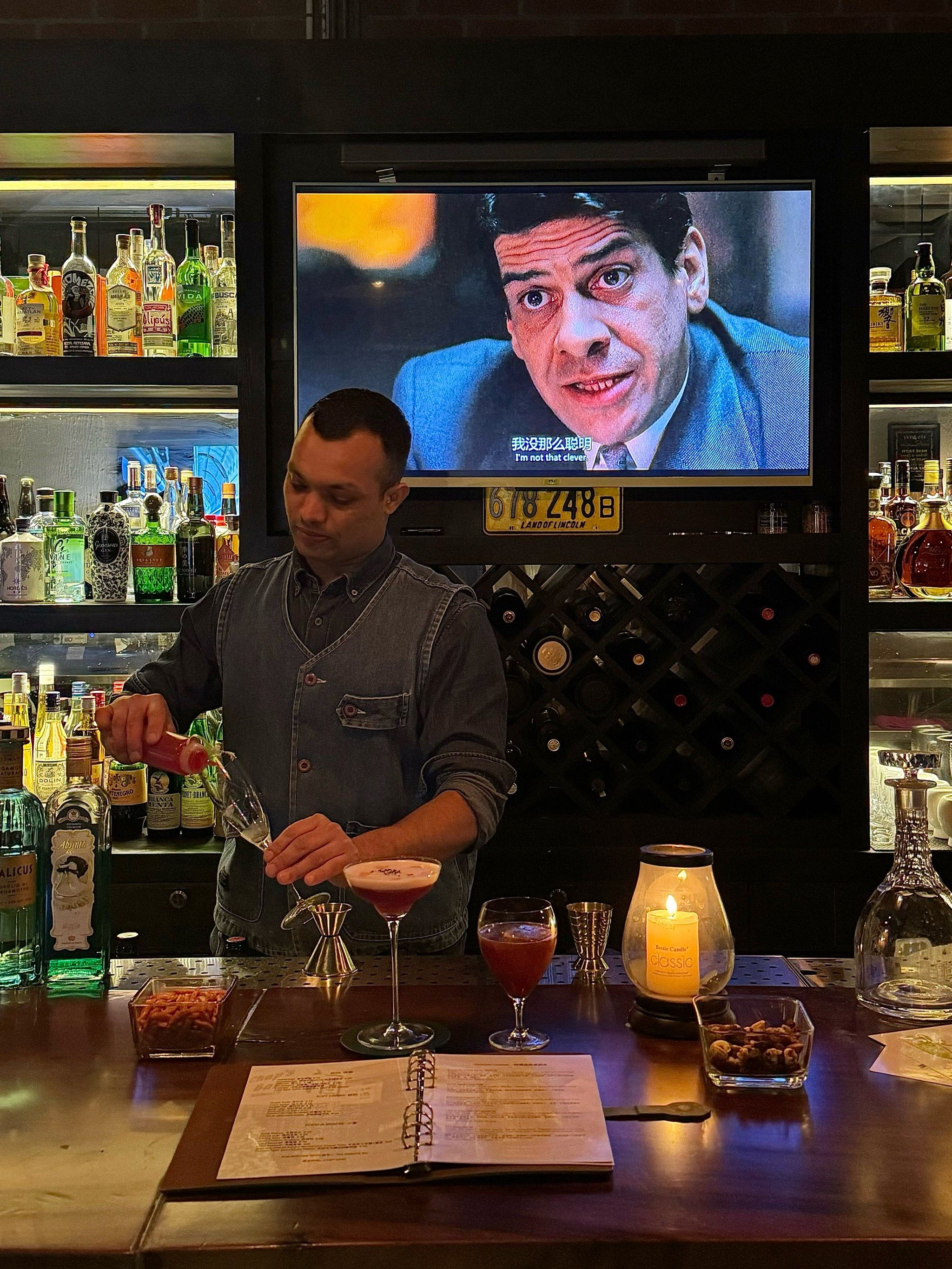 青岛新开的!这个外国调酒师调酒真的有一手!