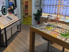-天空之镜眼镜店蔡司依视路配镜授权零售店(望京颐堤港店)